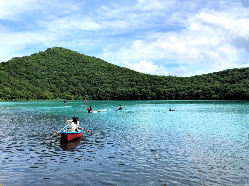 潟沼で乗れるボートから湖を眺めている様子