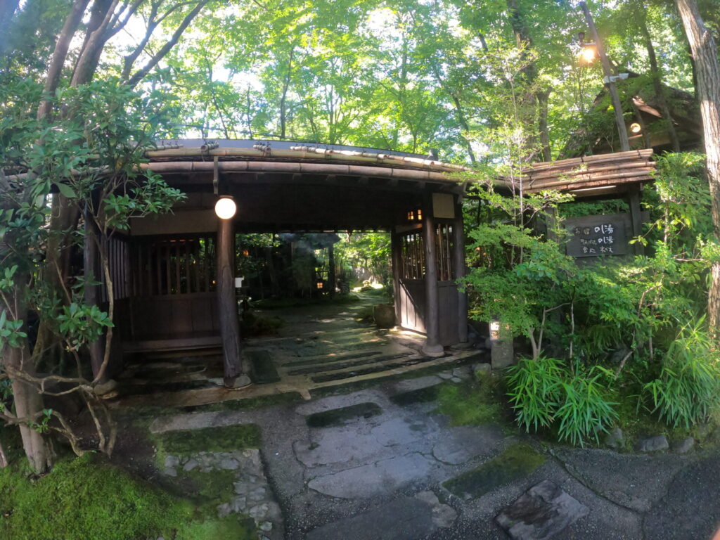お宿のし湯の玄関の様子。緑がたくさんでヒーリング感に溢れています。