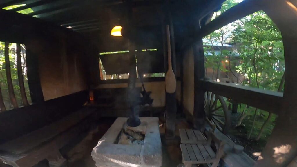お宿のし湯のお庭にある囲炉裏。