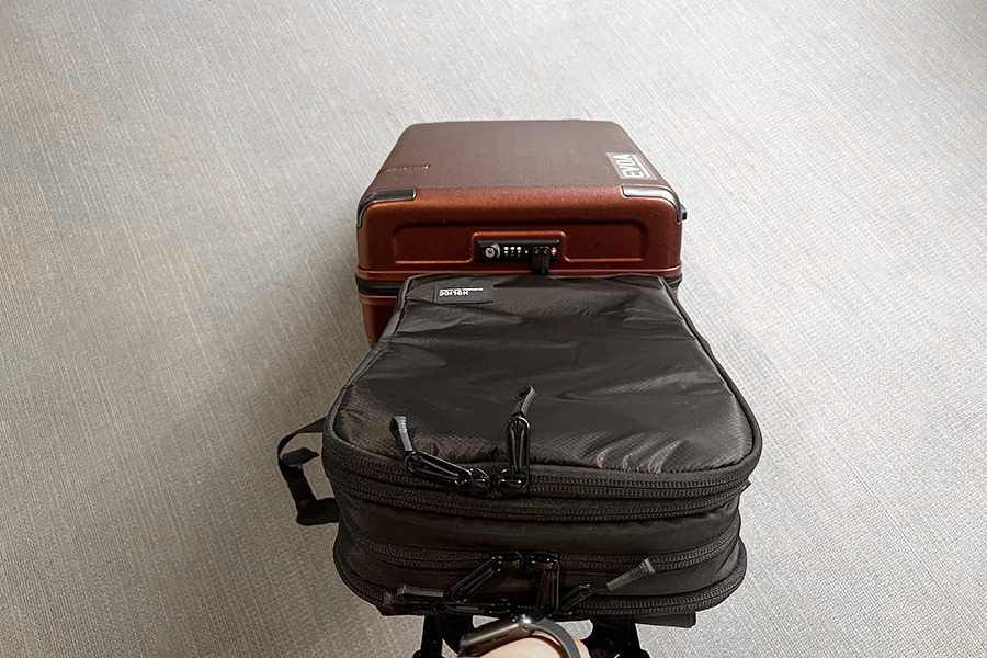 スーツケースは旅行の移動中にカバンを上におけて便利