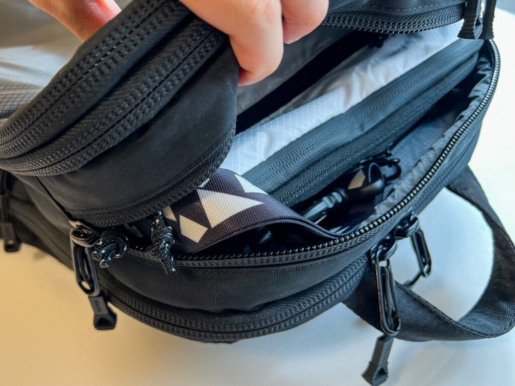 HOLICC Packbag＋のSサイズはHOLICC Oneのポケットにすっぽり入る