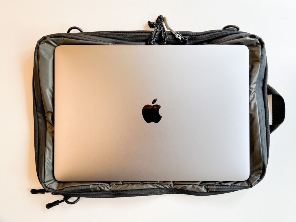 HOLICC Packbag＋のLサイズにはMacBookがすっぽり入る