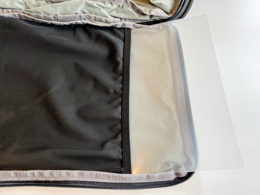 HOLICC Packbag＋のLサイズの内ポケットはA4サイズ