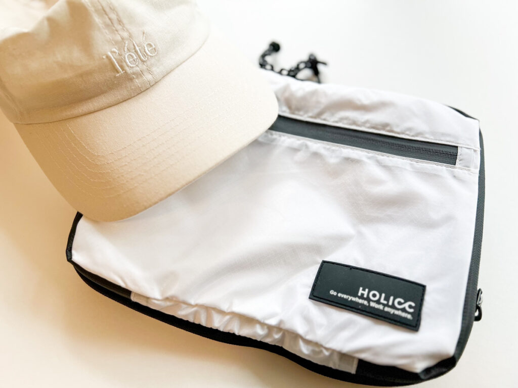 HOLICC Packbag＋のSサイズとキャップ
